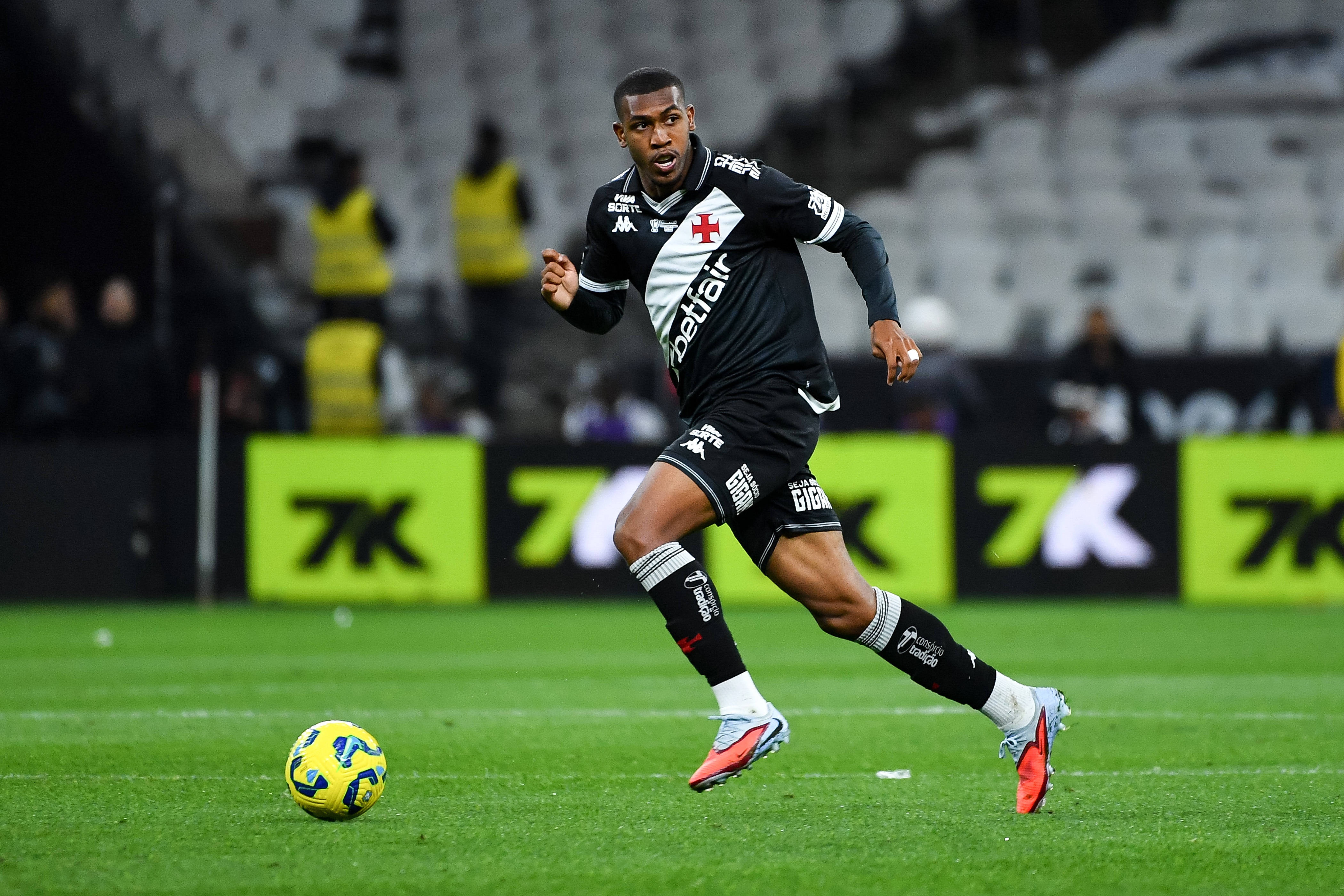 开云APP下载-罗马诺：19岁前锋拉扬、24岁门将曼达斯今日接受伯恩茅斯体检