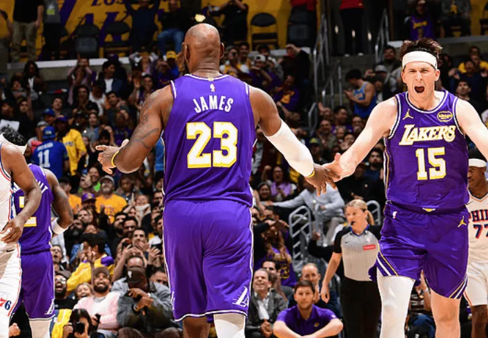 开云APP下载-詹姆斯前三节9中2得到7分2板8助，末节8中5得到10分2板2助