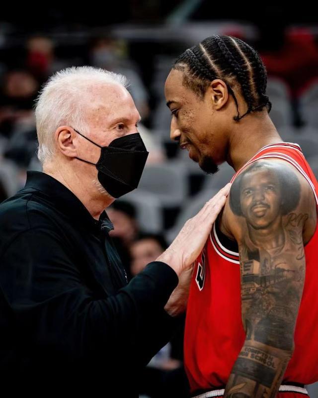 开云官方平台-【现场】马刺赢球为波波庆生 德罗赞收获爱与感动